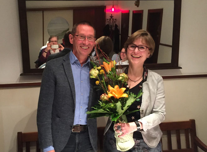 Werner Müller-Kosin bedankt sich bei Stephanie Gildemeister-Fuchs mit einem Blumenstrauß